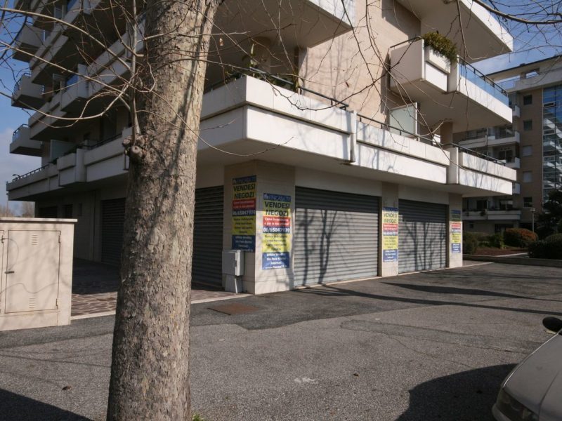 Vetrine su via Foce Micina